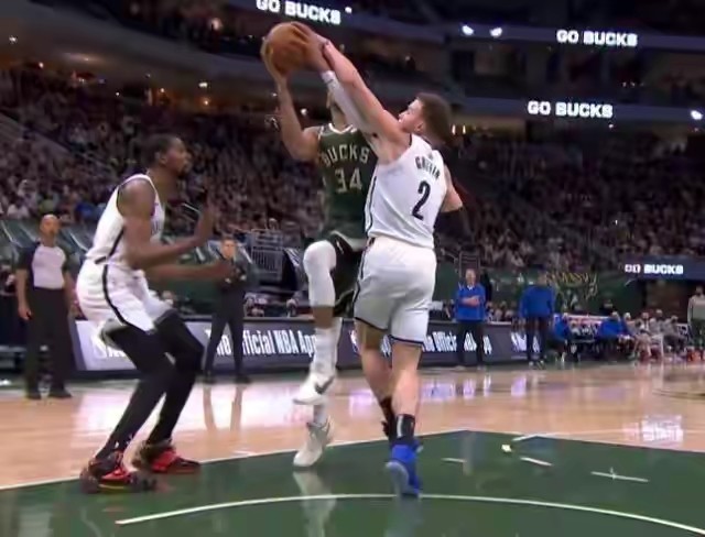  字母哥暴扣统治内线禁区，雄鹿大胜篮网展现卫冕冠军底蕴